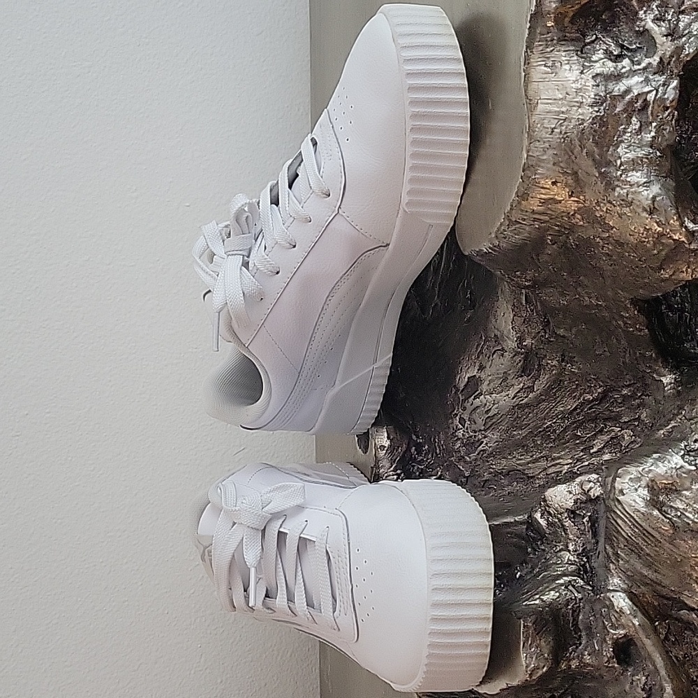 PUMA WHITE CASUAL SNEAKERS!